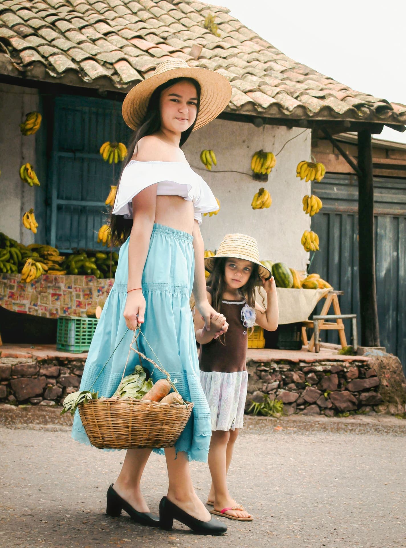 Puesto rural de frutas con racimos de cambur